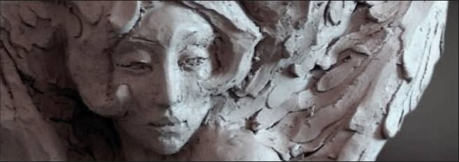 Detalle de un rostro escultórico con textura orgánica artesanal
